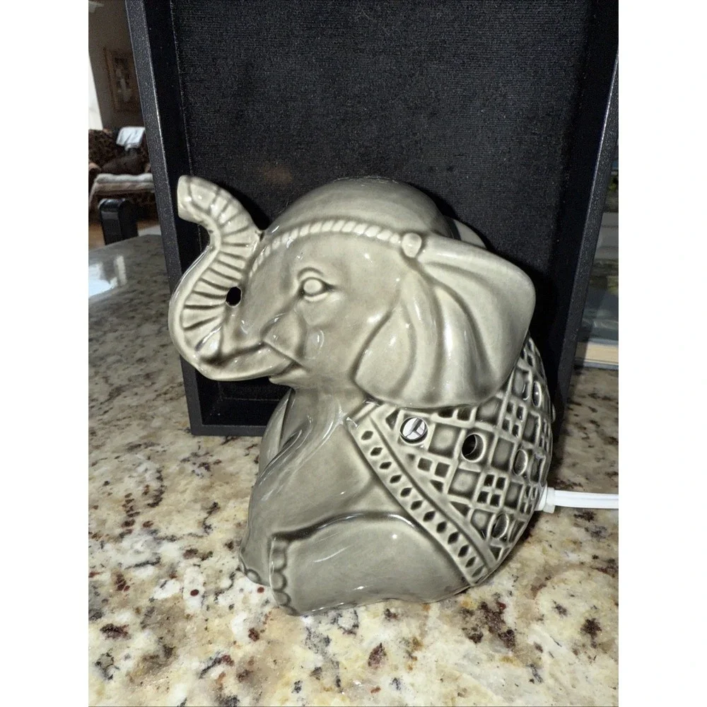 Elephant Night Light Lucky Trunk Up Gray Ceramic Table Lamp Switch 6x5.‎ 5185